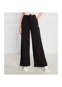 Tommy Jeans Spodnie dresowe TJW XS BADGE STRT LEG | flare fit ze sklepu Gomez Fashion Store w kategorii Spodnie damskie - zdjęcie 185014304