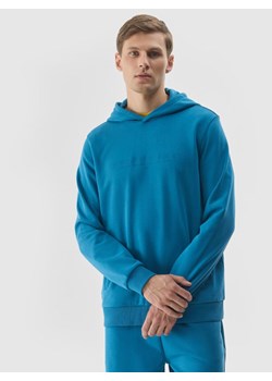 Męska bluza nierozpinana z kapturem 4F 4FWSS24TSWSM0948 - niebieska ze sklepu Sportstylestory.com w kategorii Bluzy męskie - zdjęcie 185033042