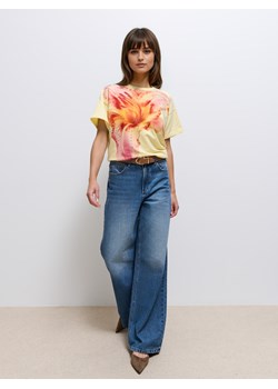 Mohito - Masełkowy t-shirt z nadrukiem - żółty ze sklepu Mohito w kategorii Bluzki damskie - zdjęcie 185033384