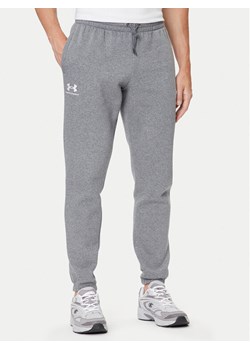 Under Armour Spodnie dresowe UA Essential Fleece Jogger 1373882 Szary Regular Fit ze sklepu MODIVO w kategorii Spodnie męskie - zdjęcie 185034910