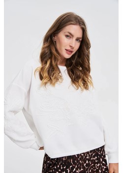 Bluza z aplikacją biała ze sklepu Moodo.pl w kategorii Bluzy damskie - zdjęcie 185038070
