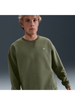 Męska bluza z dzianiny Nike Solo Swoosh - Zieleń ze sklepu Nike poland w kategorii Bluzy męskie - zdjęcie 185038193
