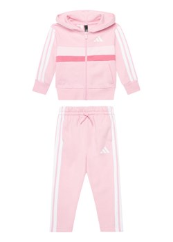 adidas Dres Seasonal Essentials Tiberio 3-Stripes JI6206 Różowy Regular Fit ze sklepu MODIVO w kategorii Komplety dziewczęce - zdjęcie 185051383