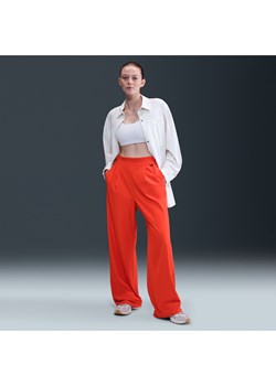 Damskie spodnie z wysokim stanem i luźnymi szerokimi nogawkami Dri-FIT Nike 24.7 PerfectStretch - Czerwony ze sklepu Nike poland w kategorii Spodnie damskie - zdjęcie 185055784