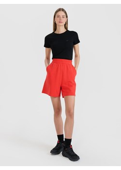 Damskie spodenki dresowe 4F 4FWMM00TSHOF771 - czerwone ze sklepu Sportstylestory.com w kategorii Szorty - zdjęcie 185062500