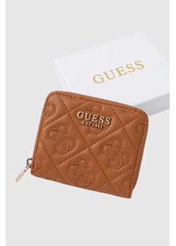 GUESS Brązowy portfel damski Adelasia ze sklepu outfit.pl w kategorii Portfele damskie - zdjęcie 185063901