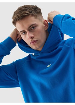 Męska bluza nierozpinana z kapturem 4F 4FWSS24TSWSM1010 - niebieska ze sklepu Sportstylestory.com w kategorii Bluzy męskie - zdjęcie 185078691