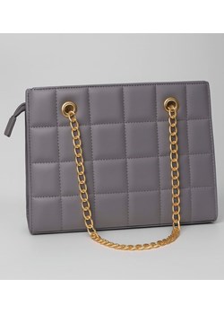 Szara torebka kuferek z łańcuszkiem i paskiem /H2 K1 TB678 G195/ ze sklepu Pantofelek24.pl w kategorii Kuferki - zdjęcie 185079832