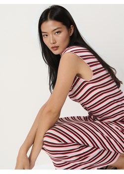 Mohito - Dopasowana kolorowa sukienka midi - różowy ze sklepu Mohito w kategorii Sukienki - zdjęcie 185081952