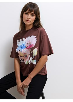 Mohito - Bawełniany brązowy t-shirt z nadrukiem - brązowy ze sklepu Mohito w kategorii Bluzki damskie - zdjęcie 185084412