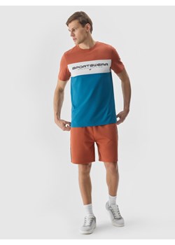 Męskie spodenki dresowe 4F 4FWSS24TSHOM344 - pomarańczowe ze sklepu Sportstylestory.com w kategorii Spodenki męskie - zdjęcie 185084691