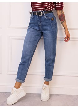 SPODNIE JEANSOWE MOM FIT Z PRZESZYCIAMI PRZY KIESZENIACH I NASZYWKĄ+ PASEK ze sklepu olika.com.pl w kategorii Jeansy damskie - zdjęcie 185136493
