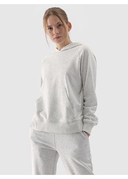 Damska bluza dresowa nierozpinana z kapturem 4F 4FWMM00TSWSF1468 - szara ze sklepu Sportstylestory.com w kategorii Bluzy damskie - zdjęcie 185137663