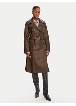 Guess Trencz W5YL32 WHGT0 Brązowy Regular Fit ze sklepu MODIVO w kategorii Płaszcze damskie - zdjęcie 185353973