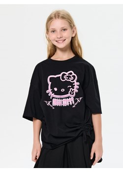 Sinsay - Bawełniana koszulka z nadrukiem Hello Kitty - czarny ze sklepu Sinsay w kategorii Bluzki dziewczęce - zdjęcie 185376411
