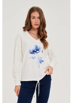 Bluza z nadrukiem biała ze sklepu Moodo.pl w kategorii Bluzy damskie - zdjęcie 185376614