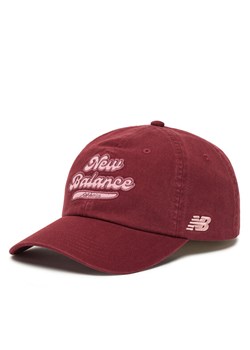 Czapka z daszkiem New Balance 6 Panel Athletics Legacy Hat LAH53000MHB Czerwony ze sklepu eobuwie.pl w kategorii Czapki z daszkiem damskie - zdjęcie 185376834