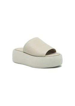 Calvin Klein Skórzane klapki FLATFORM SLIDE LTH ze sklepu Gomez Fashion Store w kategorii Klapki damskie - zdjęcie 185378341