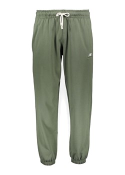 New Balance Spodnie dresowe &quot;Athletics Remastered&quot; w kolorze khaki ze sklepu Limango Polska w kategorii Spodnie męskie - zdjęcie 185388723