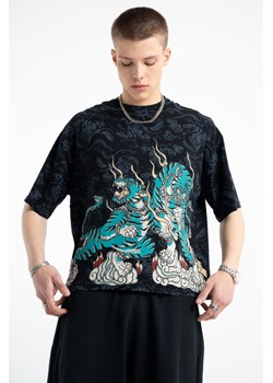 Czarny t-shirt z kolorowym nadrukiem na całości, rozmiar - 146, kolor - multikolor ze sklepu REPORTER w kategorii T-shirty chłopięce - zdjęcie 185389021