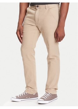 Wrangler Chinosy 112371101 Beżowy Regular Fit ze sklepu MODIVO w kategorii Spodnie męskie - zdjęcie 185391243