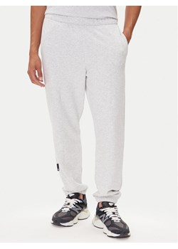 On Spodnie dresowe Club Pants 1ME1004 Szary Relaxed Fit ze sklepu MODIVO w kategorii Spodnie męskie - zdjęcie 185391250