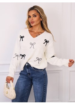 SWETER W KOKARDKI I DEKOLTEM W SZPIC- BIAŁY ze sklepu olika.com.pl w kategorii Swetry damskie - zdjęcie 185408023