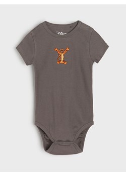 Sinsay - Prążkowane body z haftem Winnie the Pooh - szary ze sklepu Sinsay w kategorii Odzież dla niemowląt - zdjęcie 185409830