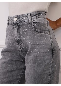 SPODNIE JEANSOWE MOM FIT ZDOBIONE CYRKONIAMI- SZARE - id: 20022 - marki Olika - 185433642 SPODNIE JEANSOWE MOM FIT ZDOBIONE CYRKONIAMI- SZARE ze sklepu olika.com.pl w kategorii Jeansy damskie - zdjęcie 185433642