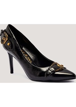 Versace Jeans Couture Szpilki SCARLETT DIS. 81 ze sklepu Gomez Fashion Store w kategorii Czółenka - zdjęcie 185444772