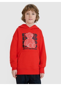 Chłopięca bluza dresowa z kapturem nierozpinana 4FJRSS25TSWSM2234 - czerwona ze sklepu Sportstylestory.com w kategorii Bluzy chłopięce - zdjęcie 185447543