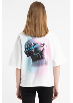 Biały t-shirt boxy z autorską grafiką z tyłu, kolor - biały, rozmiar - 170 ze sklepu REPORTER w kategorii Bluzki dziewczęce - zdjęcie 185458661
