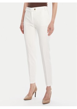 Rinascimento Chinosy CFC0126225003 Biały Slim Fit ze sklepu MODIVO w kategorii Spodnie damskie - zdjęcie 185466360