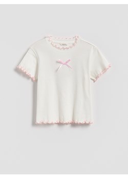 Reserved - Bawełniany t-shirt z falbanką - pastelowy róż ze sklepu Reserved w kategorii Bluzki dziewczęce - zdjęcie 185467460