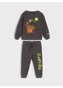 Sinsay - Komplet dresowy świecący w ciemności Scooby-Doo - szary - id: 596EM-86X - marki Sinsay - 185468960 Sinsay - Komplet dresowy świecący w ciemności Scooby-Doo - szary ze sklepu Sinsay w kategorii Komplety niemowlęce - zdjęcie 185468960