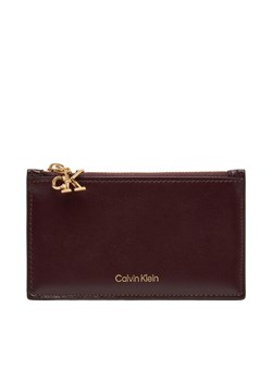 Calvin Klein Etui na karty kredytowe Ck Zip Cardcase 6Cc LV04F1076G Bordowy ze sklepu MODIVO w kategorii Portfele damskie - zdjęcie 185469602