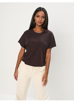 Mohito - Czekoladowy t-shirt z merceryzowanej bawełny - ciemnobrązowy ze sklepu Mohito w kategorii Bluzki damskie - zdjęcie 185474024