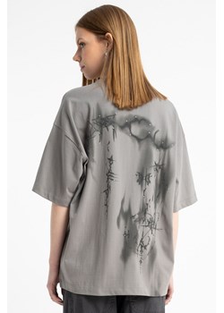 Szary t-shirt oversize z autorską grafiką z tyłu, kolor - szary, rozmiar - 140 ze sklepu REPORTER w kategorii Bluzki dziewczęce - zdjęcie 185480972