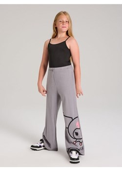 Sinsay - Spodnie wide leg z nadrukiem Hello Kitty - szary ze sklepu Sinsay w kategorii Spodnie dziewczęce - zdjęcie 185486444