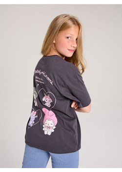 Sinsay - Koszulka z nadrukiem na plecach Hello Kitty - szary - id: 068FA-86X - marki Sinsay - 185486450 Sinsay - Koszulka z nadrukiem na plecach Hello Kitty - szary ze sklepu Sinsay w kategorii Bluzki dziewczęce - zdjęcie 185486450