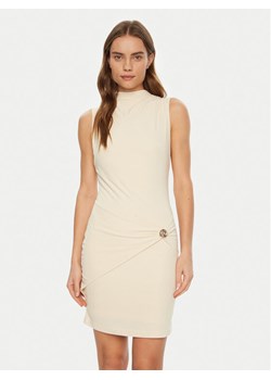 Guess Sukienka koktajlowa W5RK24 KAQL2 Écru Regular Fit ze sklepu MODIVO w kategorii Sukienki - zdjęcie 185486772