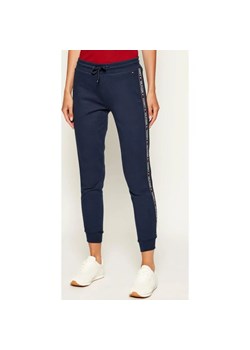Tommy Hilfiger Spodnie dresowe | Regular Fit ze sklepu Gomez Fashion Store w kategorii Spodnie damskie - zdjęcie 185488611