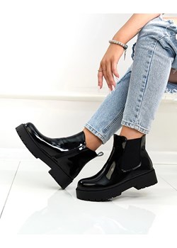 Royalfashion Czarne lakierowane damskie nieocieplane botki Glossy Chic ze sklepu royalfashion.pl w kategorii Botki - zdjęcie 185498990