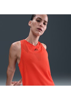 Damska koszulka bez rękawów do biegania Dri-FIT ADV Nike Trail - Czerwony ze sklepu Nike poland w kategorii Bluzki damskie - zdjęcie 185507014