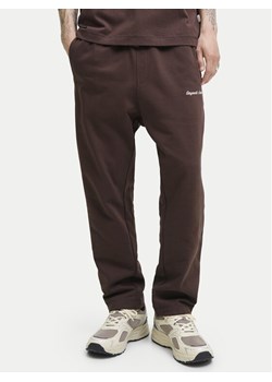 Jack&Jones Spodnie dresowe Kane Norrebro 12282553 Czerwony Relaxed Fit ze sklepu MODIVO w kategorii Spodnie męskie - zdjęcie 185510574