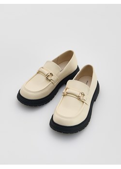 Reserved - Loafersy z imitacji sk&#xF3;ry - kremowy ze sklepu Reserved w kategorii P&#xF3;&#x142;buty dzieci&#x119;ce - zdj&#x119;cie 185512911