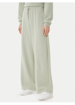 ONLY Spodnie dresowe Scarlet 15355811 Zielony Regular Fit ze sklepu MODIVO w kategorii Spodnie damskie - zdjęcie 185521580