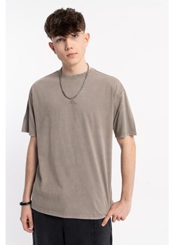 Beżowy t-shirt z efektem sprania, rozmiar - 170, kolor - beżowy ze sklepu REPORTER w kategorii T-shirty chłopięce - zdjęcie 185522840