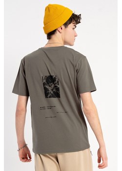 Khaki t-shirt z autorską grafiką z tyłu, rozmiar - 140, kolor - khaki ze sklepu REPORTER w kategorii T-shirty chłopięce - zdjęcie 185522852