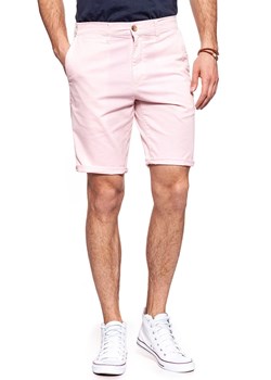 KRÓTKIE SPODENKI WRANGLER CHINO SHORT PEPPA PINK W14AMM20A 112126568 ze sklepu YouNeedit.pl w kategorii Spodenki męskie - zdjęcie 185546194
